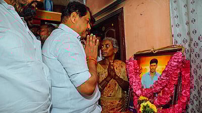 திருப்புவனம் அஜித்குமார் குடும்பத்துக்கு நயினார் நாகேந்திரன் ஆறுதல்!