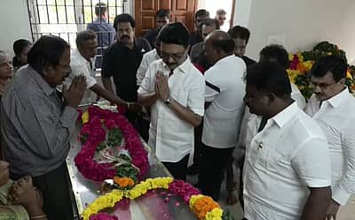 பெருங்கவிக்கோ வா.மு.சேதுராமன் உடலுக்கு முதல்வர் மு.க.ஸ்டாலின் அஞ்சலி