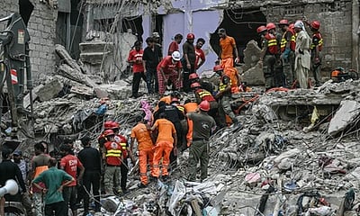 பாகிஸ்தான்: கட்டட விபத்தில் 16 போ் உயிரிழப்பு