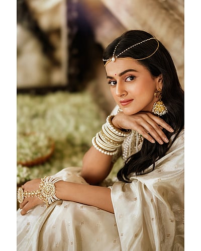 மல்லிகை... ஷ்ரத்தா ஸ்ரீநாத்!