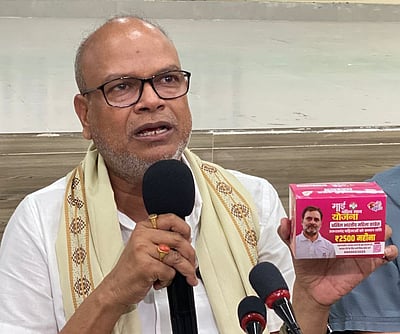 காங்கிரஸ் வழங்கிய சானிடரி நாப்கின் பெட்டியில் ராகுல் புகைப்படம்! இது பிகார் சம்பவம்!