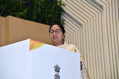 தில்லியின் மருத்துவ உள்கட்டமைப்பு மோசமடைய ஆம் ஆத்மி அரசுதான் காரணம்: முதல்வா் ரேகா குப்தா