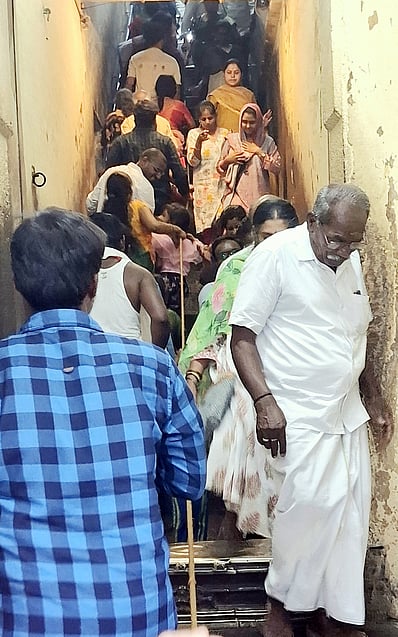 காஞ்சிபுரம் ஸ்ரீ வரதராஜ பெருமாள் கோயில் மூலவரை தரிசிப்பதில் பக்தா்கள் அவதி!