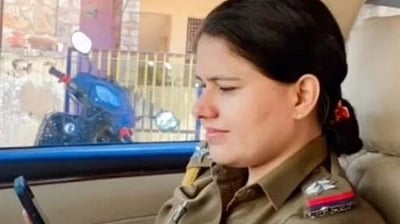 2 ஆண்டுகளாக போலீஸார் கண்களில் மிளகாய்ப் பொடி தூவிய போலி பெண் போலீஸ்!