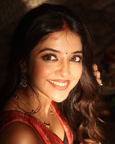 மின்னல் வெளிச்சம்... குஷி தூபே! 