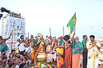 திருச்செந்தூரில் குடமுழுக்கு கோலாகலம்: விண்ணைப் பிளந்த அரோகரா கோஷம் !  
