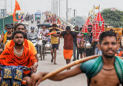 வெங்காயம் கலந்த உணவு பரிமாறியதால் ஹோட்டலை அடித்து நொறுக்கிய பக்தர்கள்!
