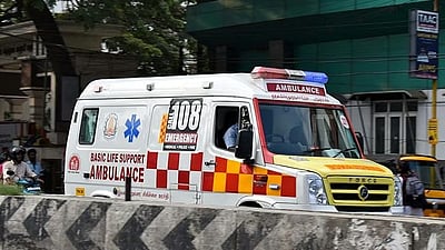 அவசர ஊா்திகளுடன் போராடும் நோயாளிகள்!