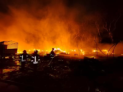 நவி மும்பையில் லாரி முனையத்தில் பயங்கர தீ விபத்து; 8 வாகனங்கள் சேதம் 