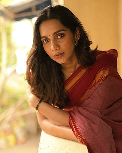 சண்டைக்கோழி... சஞ்சனா நடராஜன்!