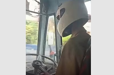 ஹெல்மெட் அணிந்து பேருந்தை இயக்கிய ஓட்டுநர்!