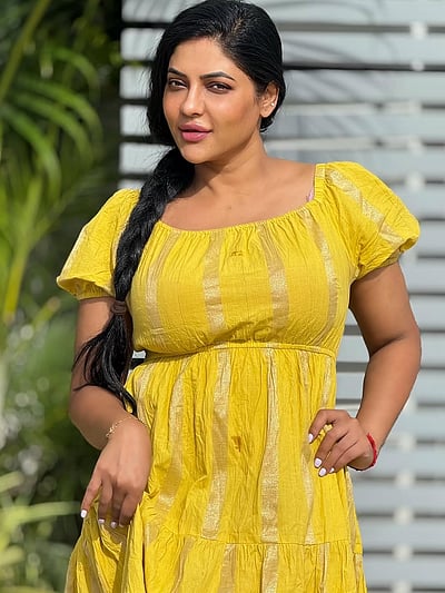 மஞ்சள் வெயில்... ரேஷ்மா பசுபுலேட்டி!