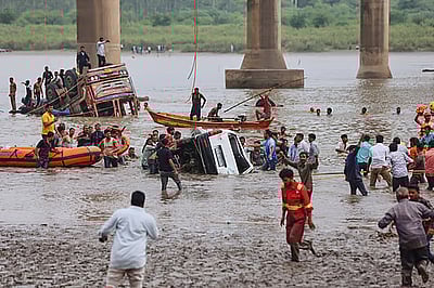 குஜராத் பால விபத்து: உயிரிழப்பு 16-ஆக அதிகரிப்பு - தேடுதல் பணி நீடிப்பு