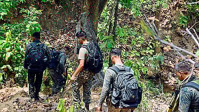 வெகுமதி அறிவித்து தேடப்பட்ட 2 பேர் உள்பட 6 நக்சல்கள் கைது! ஆயுதங்கள் பறிமுதல்!