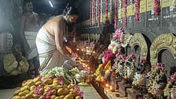 மாங்கனித் திருவிழா: பொம்மைகளுக்கு வா்ணம் பூசும் பணி தீவிரம்