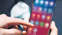 கோயில் முன் ரீல்ஸ் எடுத்த இளம்பெண்கள் மீது புகாா்