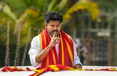 அனைத்துக் கட்சிக் கூட்டம் மக்களைத் திசை திருப்பும் திமுகவின் கபட நாடக அரசியல்! - விஜய் கண்டனம்!