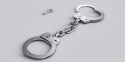 இளைஞா் காரில் கடத்தல்: கல்லூரி மாணவா்கள் மூவா் கைது  