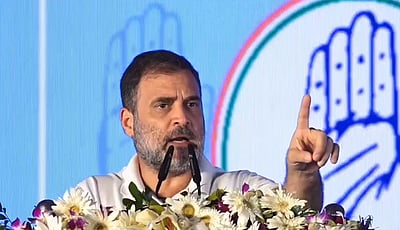 அதானிதான் மோடியை இயக்குகிறார்! ஏழை மக்களின் நிலங்களைத் திருடுகிறார்கள்! - ராகுல் பேச்சு