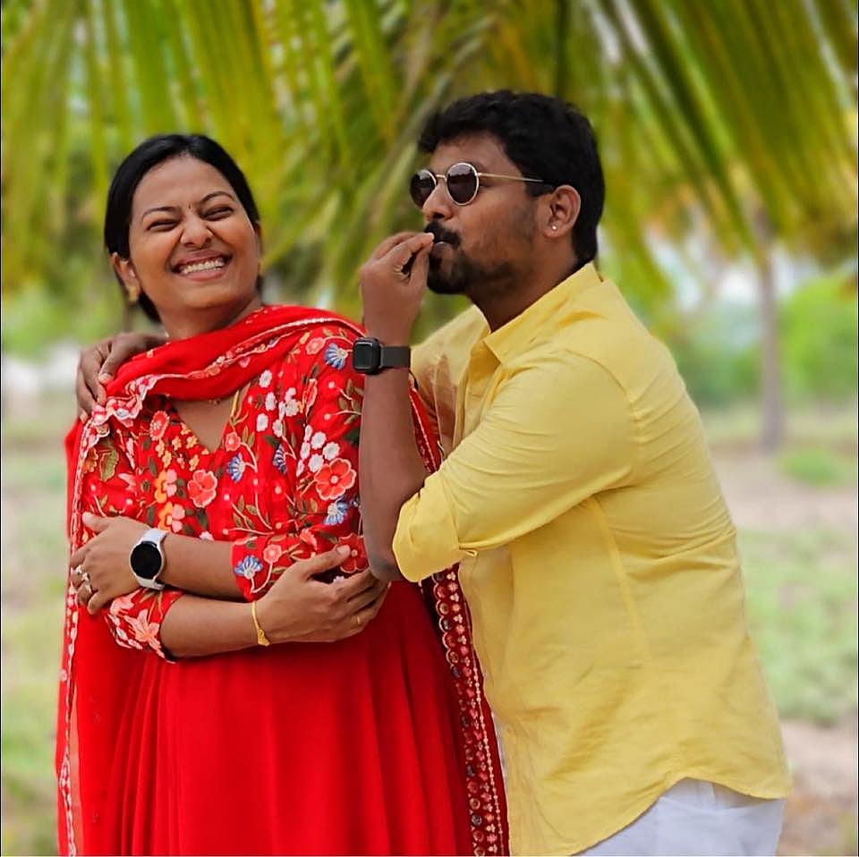 மனைவி தீபாவுடன் சதீஷ் குமார்.