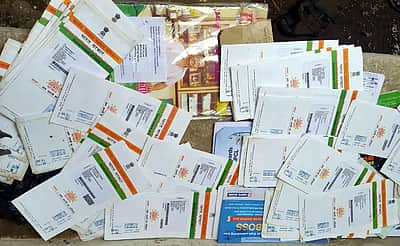 கைரேகை, கருவிழி ஒற்றுமையுடன் தேனி இரட்டையர்கள்! ஆதார் புதுப்பிக்க என்னதான் வழி?