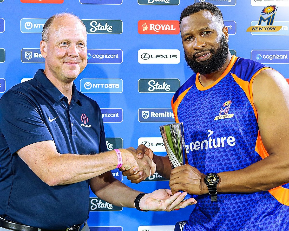 ஆட்ட நாயகன் விருது வென்ற பொல்லார்டு.