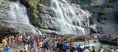 குற்றாலத்தில் தொடரும் வெயில்:
அருவிகளில் குறைந்தது நீா்வரத்து