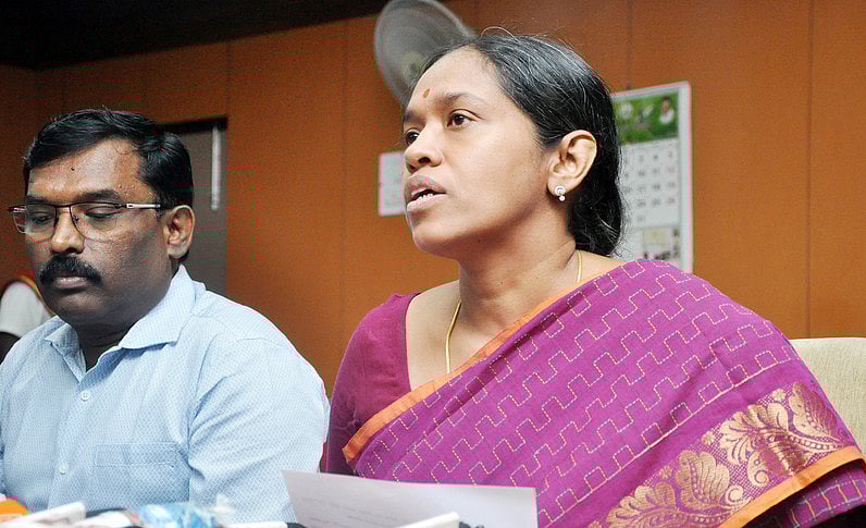 சேலத்தில் விழிப்புணா்வு இருசக்கர வாகனப் பேரணி: ஆட்சியா் தொடங்கிவைத்தாா்