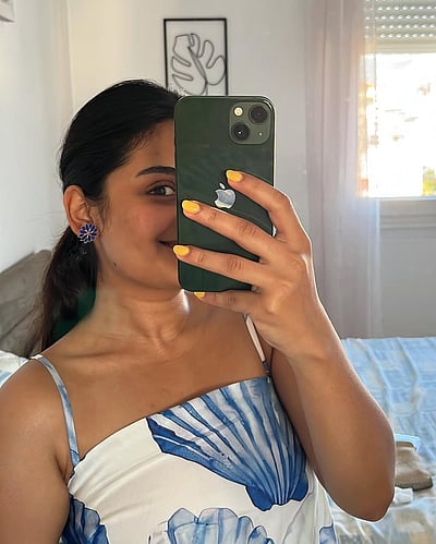 சிறு புன்னகை... எஸ்தர் அனில்!