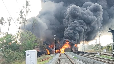 டேங்கர் ரயில் தீ விபத்தால் உயிர்ச்சேதம் இல்லை! உதவி எண்கள் அறிவிப்பு! 