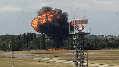 லண்டன் விமான நிலையத்தில் சிறிய ரக விமானம் விழுந்து விபத்து!