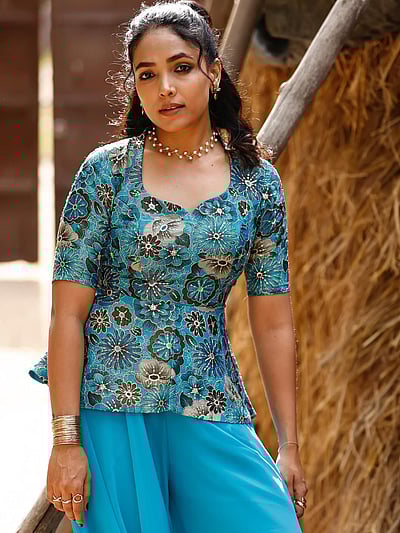 மின்னும் மயில்... அனுபமா!