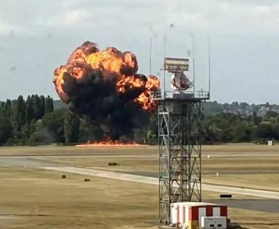 லண்டன்: வெடித்துச் சிதறிய விமானம்