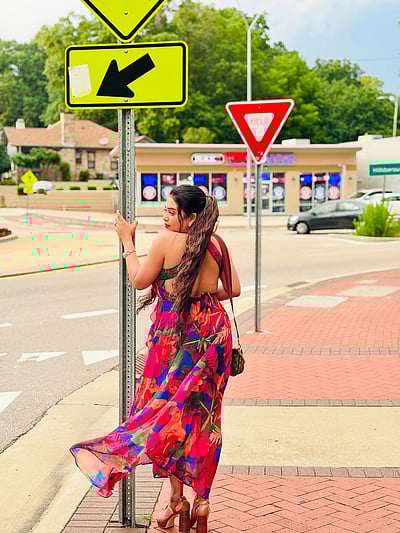 அக்கடானு நாங்க உடை போட்டா... ஃபரினா ஆசாத்!