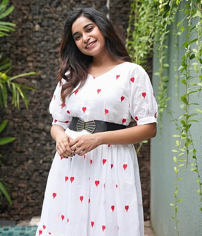 சிரிப்பாலே சாய்த்தவள்... ஃபெளசி! 