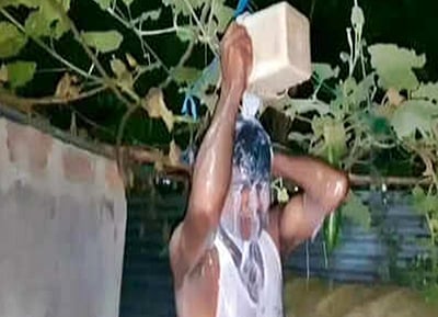 ஐயம் ஃப்ரீ: விவாகரத்தைக் கொண்டாட 40 லிட்டர் பாலில் குளித்த இளைஞர்!