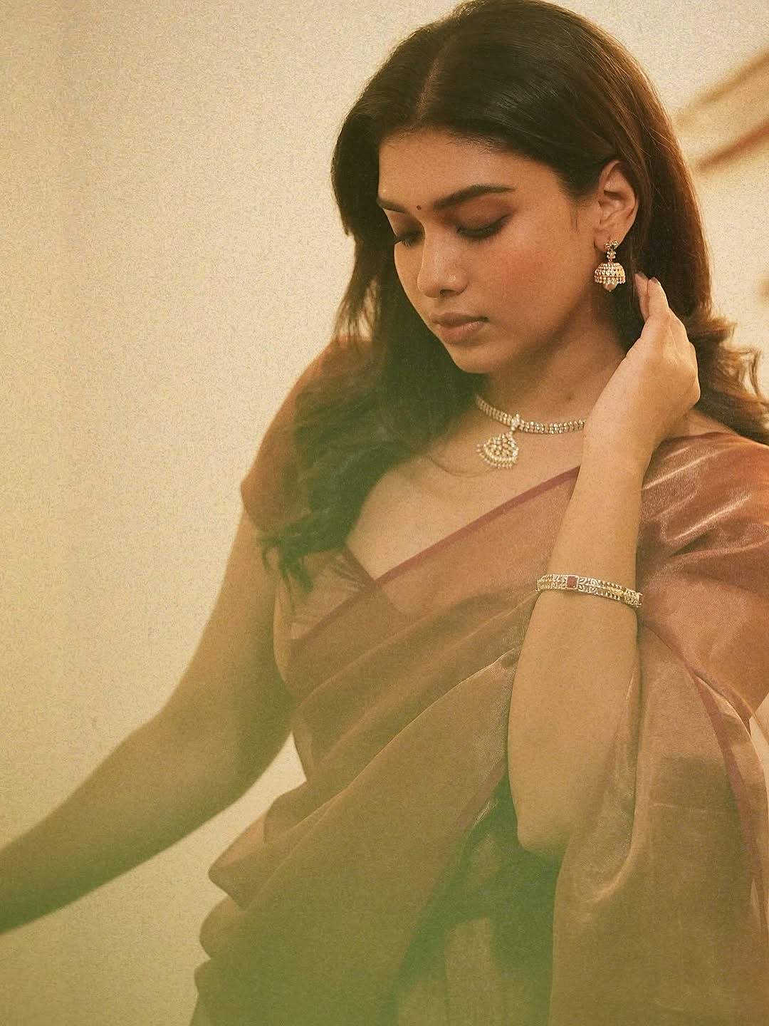 பொன் சுடர்... துஷாரா விஜயன்!