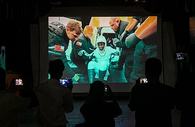 விண்வெளியிலிருந்து தரையிறங்கிய டிராகன் விண்கலம் - புகைப்படங்கள்