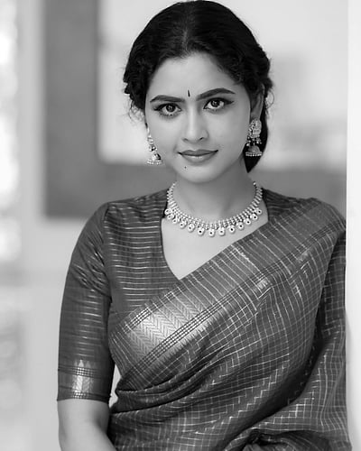 சின்னஞ்சிறு கிளியே... தீபா பாலு!  