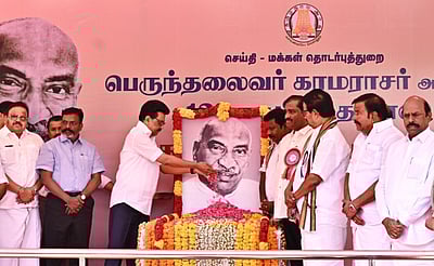 சிதம்பரத்தில் காமராஜர் உருவப்படத்துக்கு மலர் தூவி மரியாதை செலுத்திய முதல்வர்