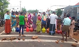 குடிநீா் வராததை கண்டித்து மக்கள் சாலை மறியல்!