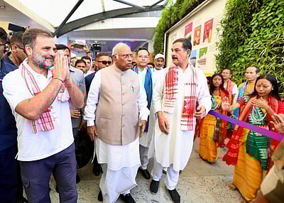 அஸ்ஸாமின் பாரம்பரிய உடைகளுடன் கார்கே, ராகுல் வரவேற்பு!