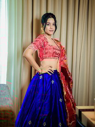 இஞ்சி இடுப்பழகி.. மிருணாளினி ரவி!