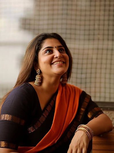 முழு நிலவு.. மஞ்சிமா மோகன்!