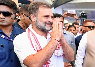 ஒடிசாவில் தீக்குளித்த கல்லூரி மாணவியின் தந்தைக்கு ராகுல் ஆறுதல்!