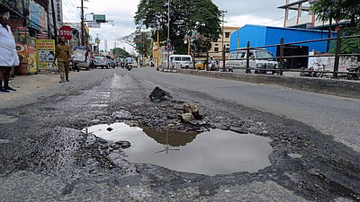 கோவையின் கூமாபட்டிங்கோ! சாலையின் நடுவே மரண குழியை கிண்டலடிக்கும் இளைஞர்கள்!