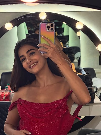 செல்ஃபி கேர்ள்.. பூஜா ஹெக்டே!