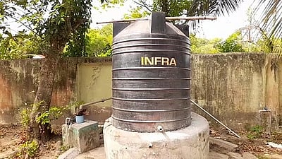 அரசுப் பள்ளி குடிநீா்த் தொட்டியில் மனித மலம் கலப்பு: 3 பேர் கைது