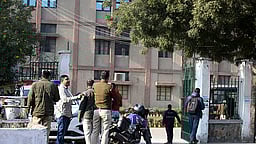 தில்லி பள்ளிகளுக்கு மீண்டும் மீண்டும் வெடிகுண்டு மிரட்டல்: பெற்றோா் கவலை