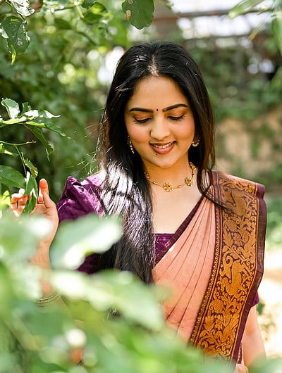 வெட்கச் சிரிப்பு...  ராதிகா ப்ரீத்தி!